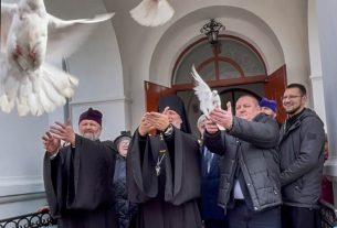 В праздник Благовещения Пресвятой Богородицы в небо выпустили белых голубей