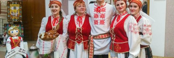 17 лет клуб национальной кухни, игры и обряда «Традиция» балует туристов вкусными блюдами и песнями