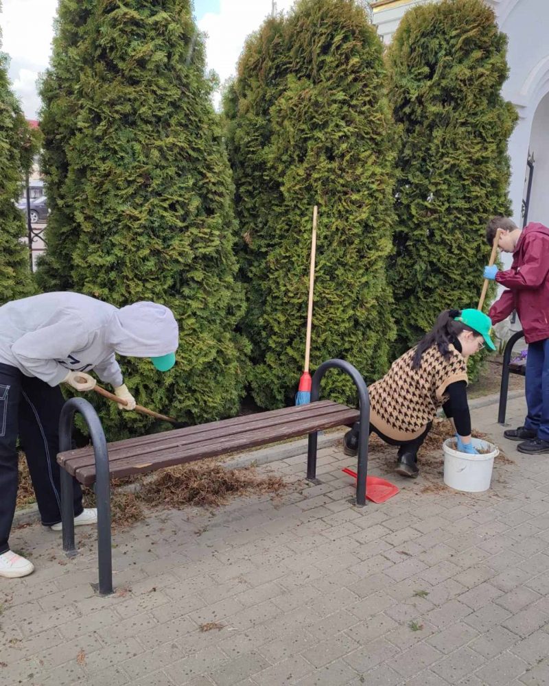 В преддверии Пасхи активисты БРСМ оказывают помощь в уборке Храма Святого Николая Чудотворца