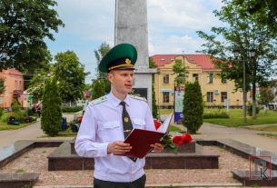 Военнослужащие и работники 1-го военного госпиталя возложили цветы к памятнику погибшим в ВОВ