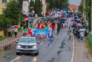 Фотарэпартаж: Тэатралізаванае шэсце ўдзельнікаў і гасцей фестывалю