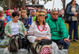 Фотарэпартаж: Гледачы на ХХХІV Міжнародным фестывалі народнай музыкі «Звіняць цымбалы і гармонік».