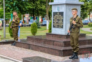 Фоторепортаж: Митинг-реквием с возложением венков, корзин и цветов к памятнику погибшим воинам