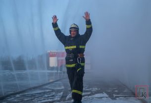 Под гул сирены пожарной машины проводили на заслуженный отдых Игоря Януковича (+видео)